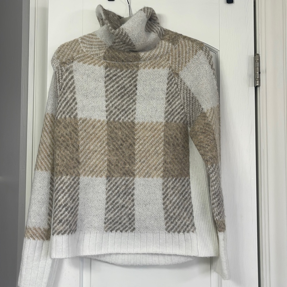 Evereve Plaid Cowl Neck Sweater in Cream and Tan